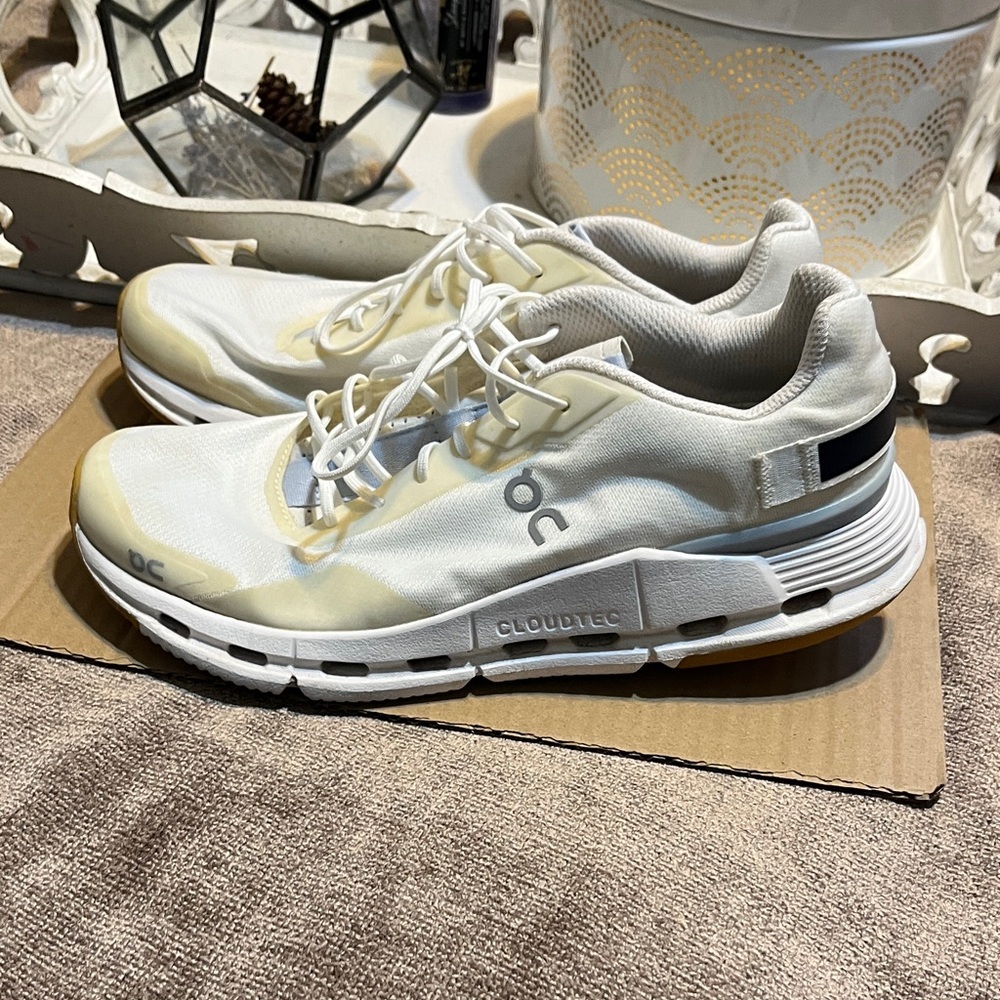 On Clouds Women’s Cream and White Sneakers- Size 8.5